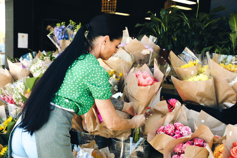 Lady displaying fresh flowers tarragindi
